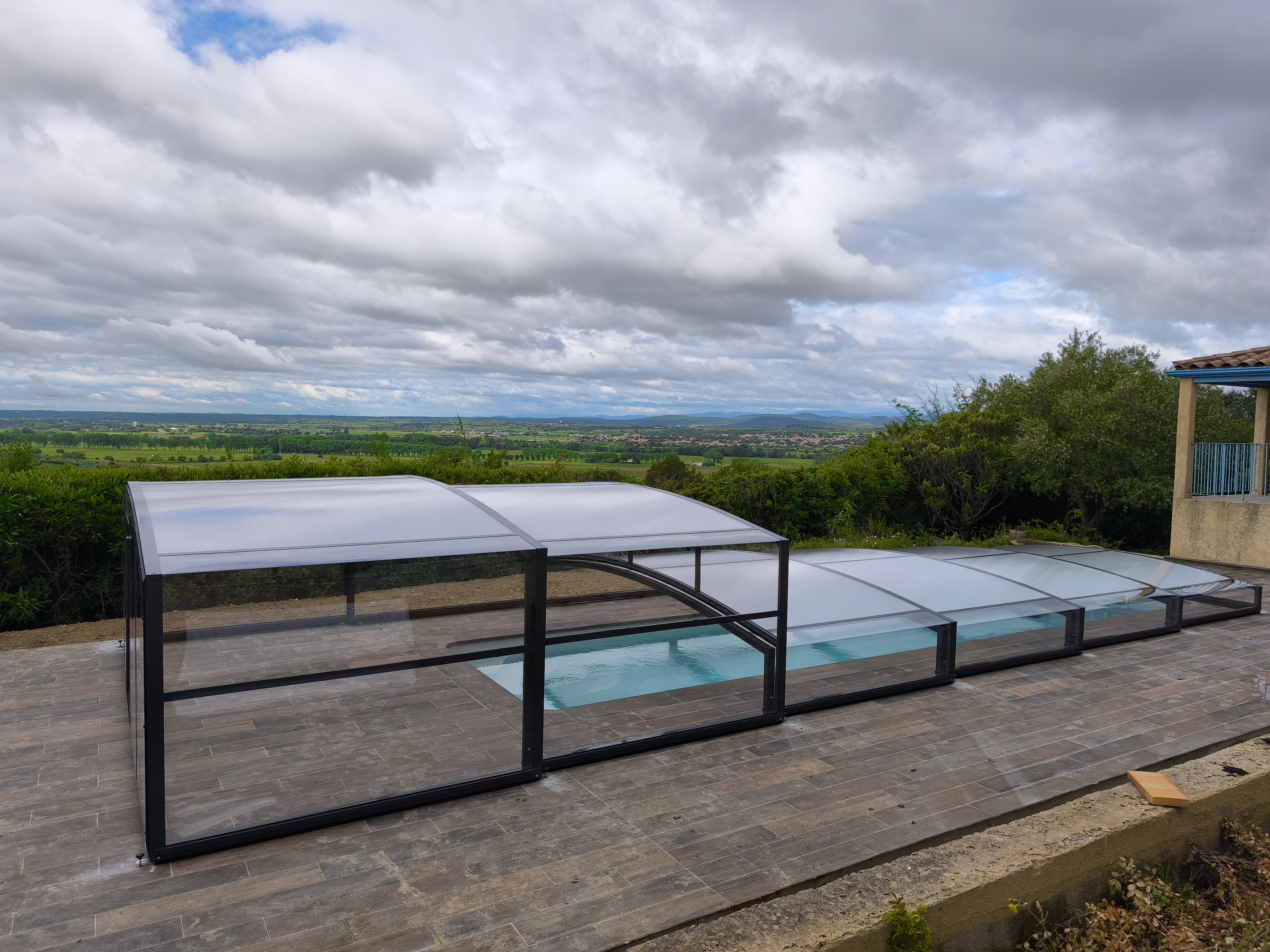 Abri piscine atypique sur mesure configuration difficile — Profils Abris France Vauvert